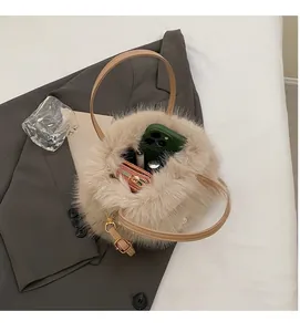 Vista dall'alto dell'interno della borsa in ecopelliccia con spazio per smartphone