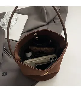 Innenansicht der braunen Wildleder-Beuteltasche mit großem Fassungsvermögen für Alltag