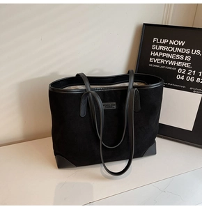 Detail der schwarzen Wildleder-Tote Bag mit Leder-Eckenverstärkung und Schultergurt
