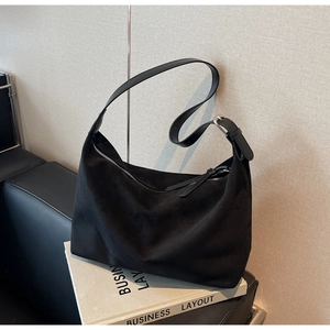 Detail der mattschwarzen Hobo-Tasche mit verstellbarem Lederriemen und Silberschnalle