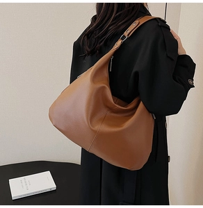 Nahaufnahme der braunen Hobo-Tasche aus Leder mit Litschi-Muster und verstellbarem Gurt
