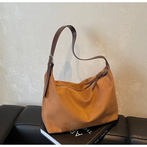 Detailansicht der braunen Hobo-Tasche aus Wildleder mit verstellbarem Lederriemen