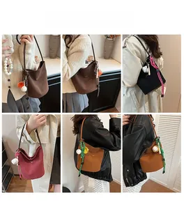 Matte Eimer-Taschen in mehreren Farben mit Baseball-Anhängern für den Herbst-Look