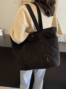 Grand sac cabas matelassé noir pour femme, idéal pour les cours et les trajets quotidiens
