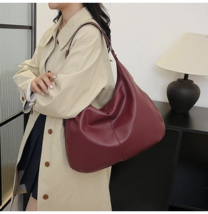 Detail der burgunderroten Hobo-Tasche aus genarbtem Leder mit großem Innenraum