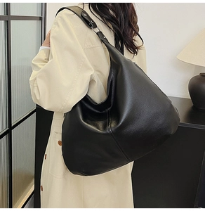 Große schwarze Tragetasche aus strukturiertem Leder mit verstellbarem Riemen für das Büro
