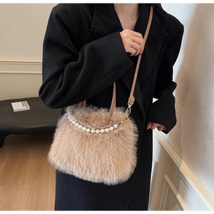Dettaglio borsa a secchiello in peluche marrone con manico di perle e tracolla in pelle