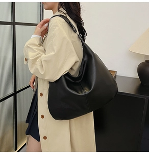 Seitenansicht der großen schwarzen Schultertasche aus Leder für den Alltag
