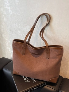 Retro braune Wildleder-Einkaufstasche mit Lederbesatz und Schultergurt in Lifestyle-Szene