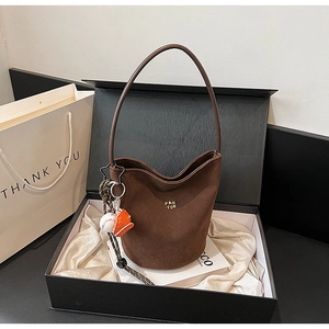 Braune Wildleder Beuteltasche mit Baseball-Anhänger in einer luxuriösen Geschenkbox