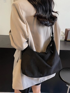 Modische schwarze Wildleder Hobo Bag für Damen mit großem Fassungsvermögen und Silberreißverschluss