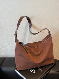 Retro-Hobo-Tasche aus braunem Wildleder mit Lederriemen und Reißverschluss im Lifestyle-Stil
