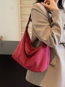 Schicke weinrote Hobo-Tasche aus Wildleder und Leder, elegant auf der Schulter getragen