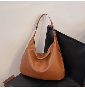 Detailansicht der braunen Hobo-Bag aus Leder mit Litschi-Struktur und Metall-Zipper