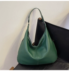 Nahaufnahme der waldgrünen Hobo-Tasche mit hochwertiger Litschi-Lederstruktur und feiner Naht