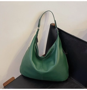 Detail der dunkelgrünen Hobo-Tasche mit Kieselledertextur und vertikalen Ziernähten