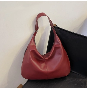 Detail der burgunderroten Hobo-Tasche mit Kieselleder-Textur und Metallreißverschluss