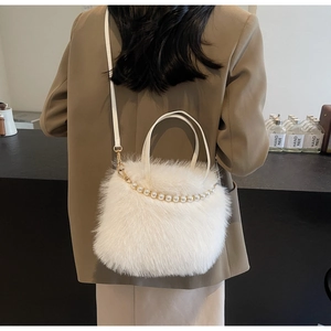 Borsa a secchiello in finta pelliccia bianca con catena di perle e tracolla sottile