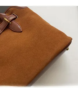 Nahaufnahme von braunem Wildleder und Nähten an einer Vintage-Schultertasche