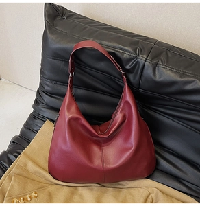 Nahaufnahme der burgunderroten Hobo-Tasche mit Kieselleder-Struktur und Metallschnalle