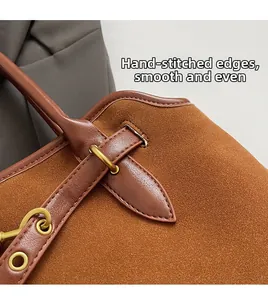 Details von Wildleder-Tote-Bag in Karamellbraun mit Handnähten und Goldringen