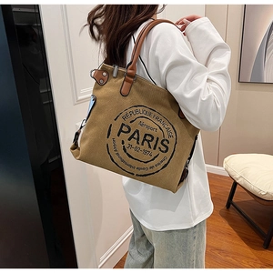 Borsa tote in tela marrone con timbro vintage Paris indossata come borsa a tracolla