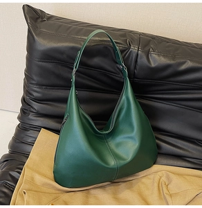 Detailansicht der dunkelgrünen Hobo-Tasche aus genarbtem Leder mit seitlichem Reißverschluss