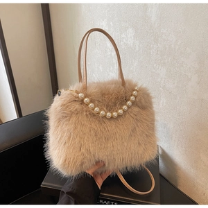 Dettaglio della borsa in ecopelliccia con elegante catena di perle e tracolla in pelle