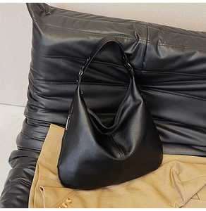 Detail der schwarzen Hobo-Tasche aus genarbtem Leder mit weicher Textur und großem Volumen