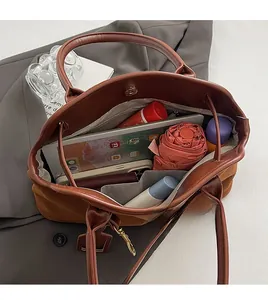 Detailansicht der großen Wildleder-Tragetasche mit Magnetverschluss und geräumigem Innenfach