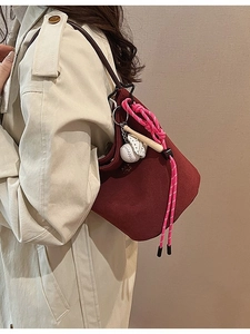 Mode Retro Wildlederimitat Damen Eimertasche Große Kapazität Lässige Schultertasche Mit Kreativem Baseball-Anhänger Stilvolle Hobo-Handtasche