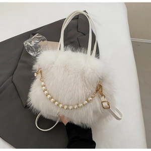 Dettaglio della borsa a secchiello in peluche bianca con catena di perle e manici