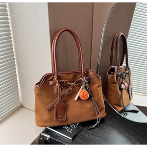 Retro Wildleder Tragetasche Mit Großer Kapazität Für Damen Vintage Schultertasche Mit Baseball Anhänger Gespleißte Handtasche