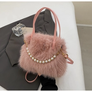 Borsa a secchiello in pelliccia sintetica rosa con catena di perle e tracolle