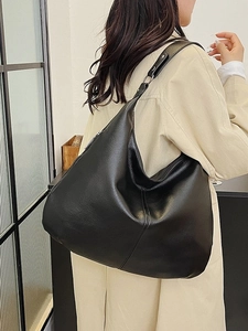 Schwarze Hobo-Tasche aus strukturiertem Leder mit viel Platz und silbernen Metallringen