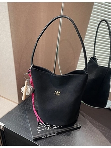 Minimalistische schwarze Beuteltasche mit PANTOR-Logo und Baseball-Taschenanhänger