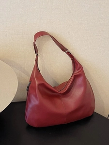 Dunkelrote Hobo-Tasche aus strukturiertem Leder mit verstellbarem Gurt und viel Platz