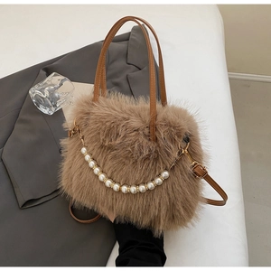 Dettaglio borsa a secchiello in peluche marrone con catena di perle e tracolla