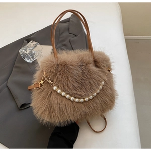 Dettaglio borsa a secchiello in peluche marrone con catena di perle e tracolla