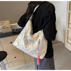 Quilted tote bag in pearl white featuring a jacquard strap and pink tassel detail