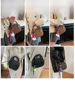 Vues détaillées des mini sacs bowling avec logo embossé et breloques rétro