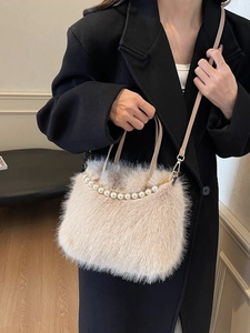 Elegante borsa a secchiello in peluche beige con manico di perle e tracolla