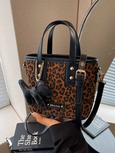 Sac seau chic à imprimé léopard avec poignées en cuir noir et breloque petit chien
