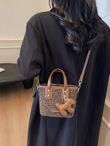 Petit sac fourre-tout tendance à motif léopard avec poignées en cuir et breloque ours