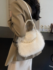 Borsa a secchiello in peluche bianca con manico di perle e tracolla in pelle