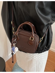 Petit sac à main marron avec bandoulière réglable et pendentif de baseball