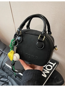 Petit sac à main noir minimaliste avec logo Pantoor et breloque de baseball chic