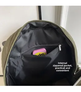 Vista interna dello zaino in nylon verde oliva con tasca funzionale con cerniera portaoggetti