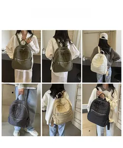 Collage di zaini trapuntati in vari colori con modelli che mostrano la vestibilità