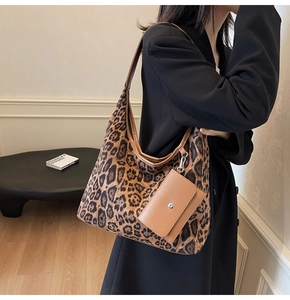 Detail der Leopard-Tasche mit kleinem Geldbeutel an einer silbernen Metallschnalle